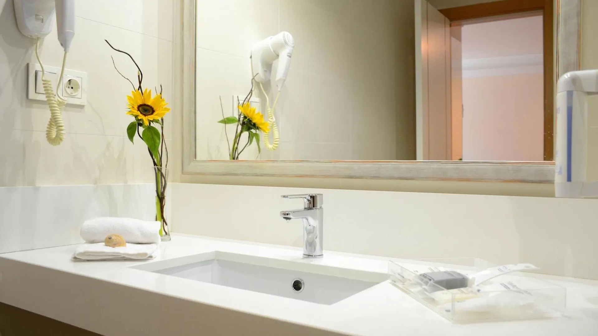 Thee Ibiza Suites - Ushuaia Beach Playa d'en Bossa 0*,